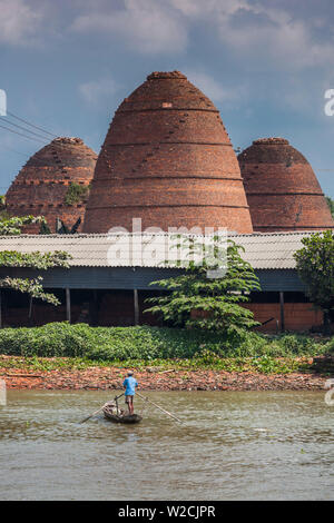 Il Vietnam, il Delta del Mekong, Sa Dec, Sa Dec Fiume e forni di mattone Foto Stock