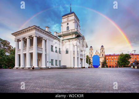Minsk, Bielorussia. Vecchia città di Minsk Hall sulla piazza della Libertà Hall con arcobaleno - famoso punto di riferimento Foto Stock