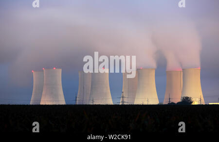 Centrale nucleare di notte Foto Stock