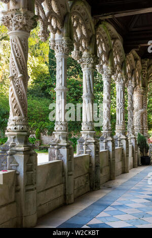 Colonne di marmo intagliate, Santa Cruz do Buçaco Palace Hotel, ex monastero carmelitano, Bussaco National Forest, Mealhada, Beira litorale, Portogallo Foto Stock