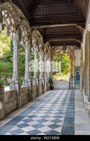 Colonne di marmo intagliate, Santa Cruz do Buçaco Palace Hotel, ex monastero carmelitano, Bussaco National Forest, Mealhada, Beira litorale, Portogallo Foto Stock