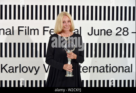 Karlovy Vary, Repubblica Ceca. 06 Luglio, 2019. Il quotidiano Pravo premio del pubblico è andato a un documentario su artista ceco Jiri Suchy chiamato affrontare la vita con facilità da Olga Sommerova al 54th International Film Festival a Karlovy Vary Repubblica Ceca, Luglio 6, 2019. Credito: Slavomir Kubes/CTK foto/Alamy Live News Foto Stock