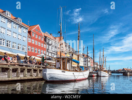 Fisshing barche ormeggiate al molo in Copenhagen Nyhavn harbour Copenhagen DANIMARCA Europa Foto Stock