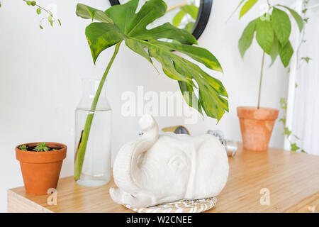 Foto di elefante bianco di figurine di testa in piedi sulla tavola Foto Stock