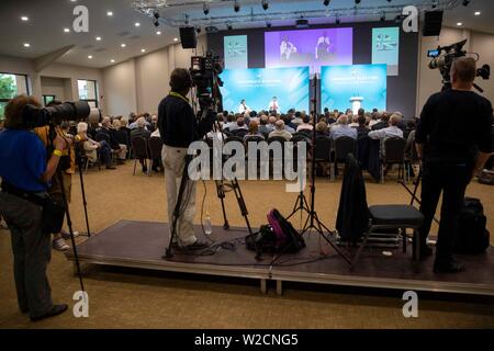 Supporti assemblati durante il Galles hustings del partito conservatore di elezione di leadership in tutte le nazioni centro. Foto Stock