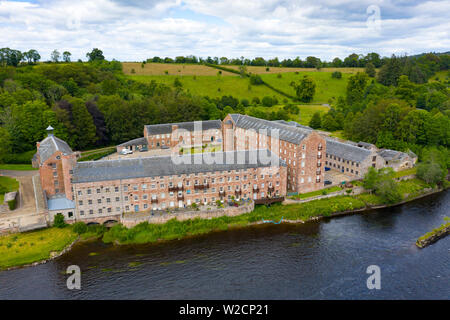 Vista aerea del centro storico di conserve di Stanley Mills ex Cotton Mills stabilimento situato accanto al fiume Tay a Stanley, Perthshire, Scotland, Regno Unito Foto Stock