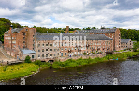 Vista aerea del centro storico di conserve di Stanley Mills ex Cotton Mills stabilimento situato accanto al fiume Tay a Stanley, Perthshire, Scotland, Regno Unito Foto Stock