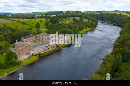 Vista aerea del centro storico di conserve di Stanley Mills ex Cotton Mills stabilimento situato accanto al fiume Tay a Stanley, Perthshire, Scotland, Regno Unito Foto Stock