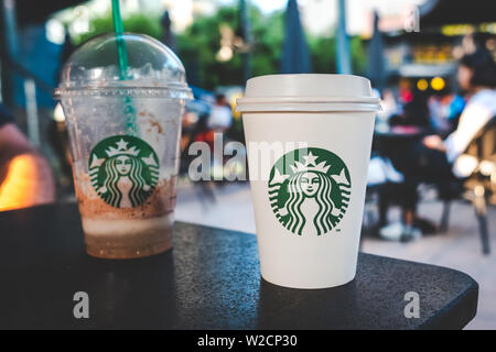 Starbucks Tazza Di Caffè Con Giornale Sul Tavolo - Fotografie stock e altre  immagini di Starbucks - Starbucks, Caffè - Bevanda, 2015 - iStock