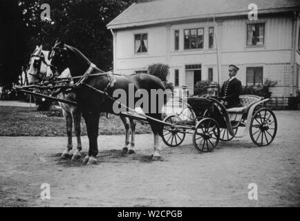 Cavallo e Carrozza. Un uomo in uniforme è seduto pronto in carrozza trainata da due cavalli. La Svezia 1910 Foto Stock