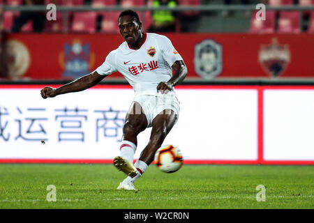 Camerunese giocatore di calcio Giovanni Maria di Shenzhen F.C. dribbling contro Hebei Cina Fortune nel loro sedicesimo round corrispondere durante il 2019 Chinese Football Association Super League (CSL) in Langfang, città del nord della Cina nella provincia di Hebei, 7 luglio 2019. L Hebei Cina Fortune ha giocato disegnare a Shenzhen F.C. 1-1. Foto Stock