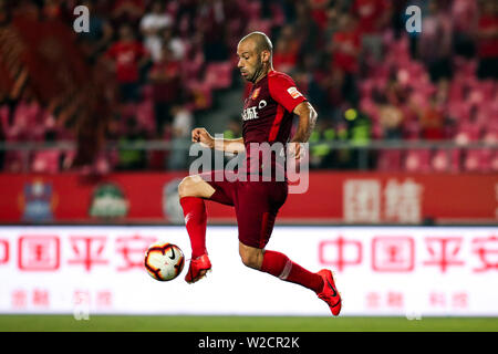 Argentina di calcio giocatore Javier Mascherano di Hebei Cina Fortune dribbling contro Shenzhen F.C. nel loro sedicesimo round corrispondere durante il 2019 Chinese Football Association Super League (CSL) in Langfang, città del nord della Cina nella provincia di Hebei, 7 luglio 2019. L Hebei Cina Fortune ha giocato disegnare a Shenzhen F.C. 1-1. Foto Stock
