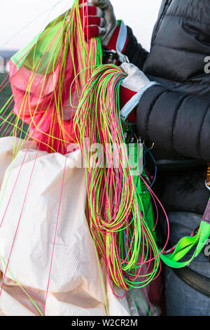 Le imbracature di paracadute di Le Mans le mani dopo le operazioni di sbarco Foto Stock