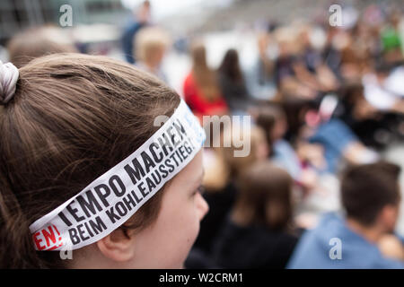 Colonia, Germania. 08 Luglio, 2019. A venerdì per la futura manifestazione davanti la stazione principale, un schoolgirl indossa una fascia con la scritta 'Tempo machen beim Kohleausstieg' ('SPEED fino il carbone esci"). Le protezioni del clima da 'venerdì per il futuro" vogliono dimostrare la non-stop per cinque giorni. Un programma con le discussioni e la musica è previsto. Credito: Rolf Vennenbernd/dpa/Alamy Live News Foto Stock