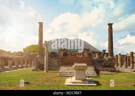 Area Forum in rovine di Pompei si affaccia sul Vesuvio in distanza, Italia. Foto Stock