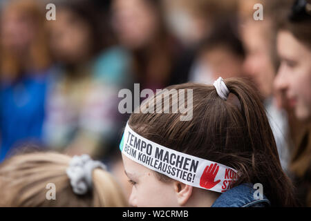 Colonia, Germania. 08 Luglio, 2019. A venerdì per la futura manifestazione davanti la stazione principale, un schoolgirl indossa una fascia con la scritta 'Tempo machen beim Kohleausstieg' ('SPEED fino il carbone esci"). Le protezioni del clima da 'venerdì per il futuro" vogliono dimostrare la non-stop per cinque giorni. Un programma con le discussioni e la musica è previsto. Credito: Rolf Vennenbernd/dpa/Alamy Live News Foto Stock