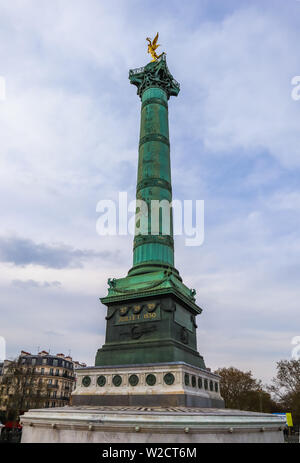 Parigi / Francia - 06 Aprile 2019: la colonna di Luglio (Colonne de Juillet) nel centro di Place de la Bastille a Parigi Foto Stock