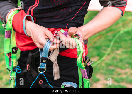 Chi detiene le imbracature di paracadute di mani vicino fino Foto Stock