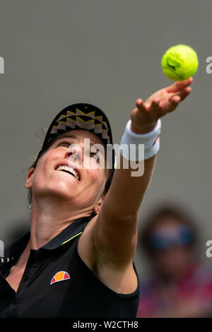 Johanna Konta di GBR serve contro Ons Jabeur della Tunisia a valle della natura International 2019, Devonshire Park, Eastbourne - Inghilterra. Mercoledì, 26, Foto Stock