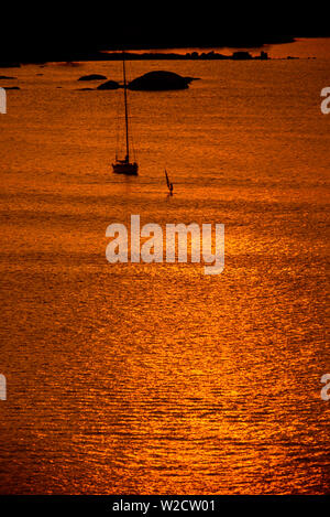 La Corsica, Francia. Agosto 1990. Yacht e Barche al tramonto. Foto: © Simon Grosset. Archivio: immagine digitalizzati da un originale di trasparenza. Foto Stock