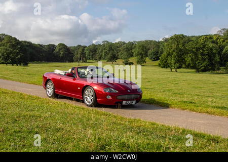 R3JXX Red 2005 Jaguar XKR Convertible Auto al Classic Car Rally - Domenica 7 luglio 2019. Lo show classico di Mark Woodward in auto e bici di metà estate si è recato a Carnforth per mostrare altri classici, storici, motori d'epoca e oggetti da collezione durante la fiera di trasporto di Leighton Hall di quest'anno, un'opportunità per vedere oltre 500 veicoli classici di ieri in uno degli spettacoli più completi e diversi dell'evento estivo di auto classica. Foto Stock
