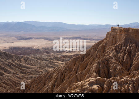 Due figure in piedi al punto di ispirazione su badlands Foto Stock