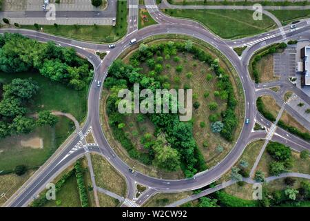 Maranello, Modena / Italia: Vista Aerail di una strada rotonda con traffico auto e piccolo parco boscoso interno Foto Stock