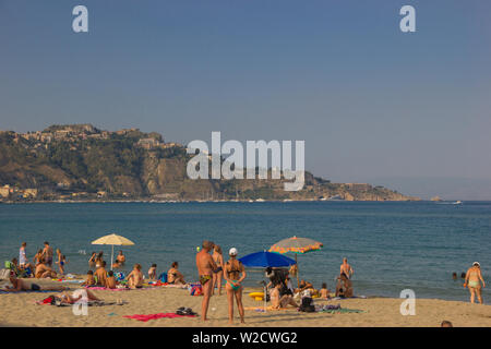 Giardini Naxos Sicilia Italia 2019 la splendida vista della spiaggia e le persone che si godono il mare e lontano sullo sfondo le montagne di Taormina e bay Foto Stock