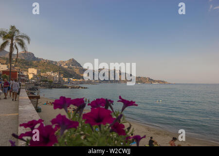 Giardini Naxos Sicilia Italia 2019 vista panoramica del famoso litorale popolare, la spiaggia di sabbia e la baia con le montagne lontano in background Foto Stock