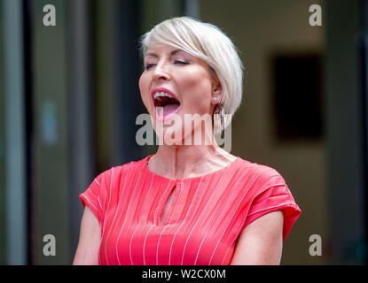 Londra, Regno Unito. 08 Luglio, 2019. Heather Mills al di fuori dell'edificio rotoli dopo che lei ha ricevuto un 'record' insediamento, creduto per essere il più alto mai, nel suo caso contro il gruppo di notizie quotidiani (NGN). Credito: Tommy Londra/Alamy Live News Foto Stock