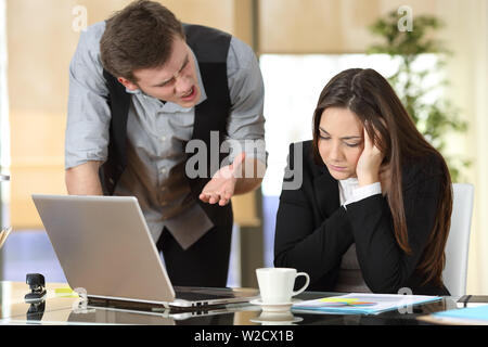 Imprenditore molesto a intern urla e rimproveri in ufficio Foto Stock