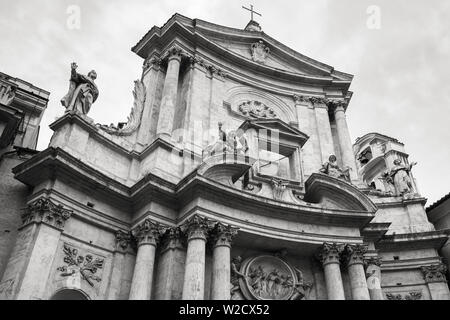 Roma, Italia - 7 Agosto 2015: architettura romana. Romana antica facciata della cattedrale. Vintage stilizzata dai toni seppia foto in bianco e nero Foto Stock