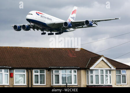 Un A380 British Airways è visto oltre le case nella zona ovest di Londra come si avvicina ad atterrare all'aeroporto di Londra Heathrow. British Airways è multato più di £183.39 milioni di euro su un cliente violazione dei dati dalle informazioni di commissario dell'Ufficio (ICO). Il fine è la pena più grande mai rilasciato dall'ICO. Foto Stock