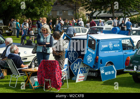 1961 autovettura commerciale (Austin Mini Van RAC salvataggio radio) sul display e le persone che visitano veicolo Classic Show - Burley-In-Wharfedale, Inghilterra, Regno Unito. Foto Stock