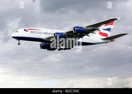 Londra, Regno Unito. 8 Luglio, 2019. Un A380 British Airways è visto oltre a West London come si avvicina ad atterrare all'aeroporto di Londra Heathrow. British Airways è multato più di â€183.39 milioni di euro su un cliente violazione dei dati dalle informazioni di commissario dell'Ufficio (ICO). Il fine è la pena più grande mai rilasciato dall'ICO. Credito: Dinendra Haria/SOPA Immagini/ZUMA filo/Alamy Live News Foto Stock