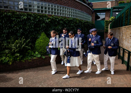 I giudici di linea rendono il loro modo circa i motivi per giorno sette dei campionati di Wimbledon al All England Lawn Tennis e Croquet Club, Wimbledon. Foto Stock