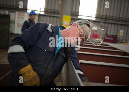 I lavoratori del cantiere in Ferguson Cantiere Marine sul fiume Clyde, a Port Glasgow, Scozia. Foto Stock