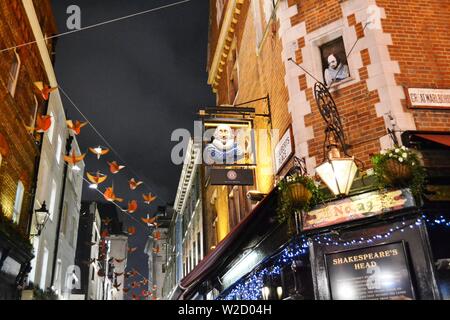 Londra/UK - Novembre 28, 2013: vista ravvicinata di Shakespeare pub di testa in Carnaby Street decorato per il Natale con uccelli rossi a sentire la felicità. Foto Stock