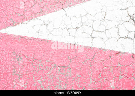 Rosa e Bianco vecchia vernice incrinata, incrinato dal calore del sole sulla superficie di calcestruzzo. Ottimo per la progettazione e la consistenza dello sfondo. Foto Stock