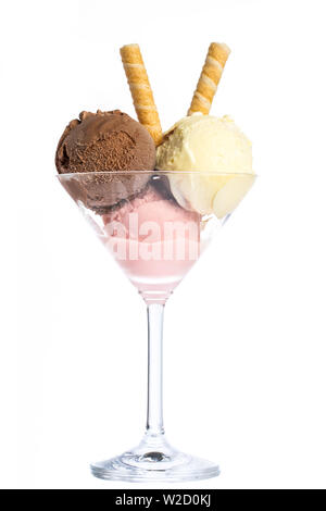 Gelato gelato: Tre palline di gelato in rosso, giallo e marrone in una coppetta Martini Foto Stock