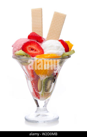 Gelato gelato: una coppa di frutta con coni isolati su sfondo bianco Foto Stock