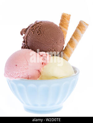 Gelato gelato: tre convogliatori del vero gelato con cialde in vaso blu Foto Stock