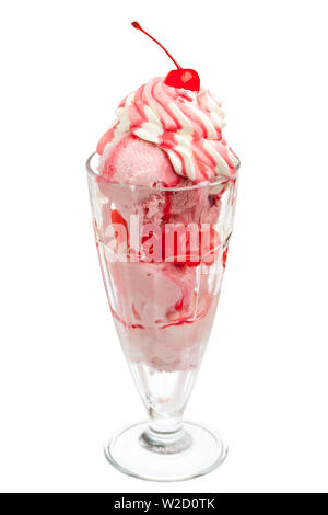 Gelato gelato: una coppa di gelato alla fragola e rabboccato con una ciliegia Foto Stock