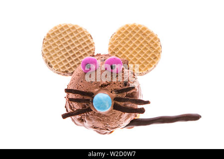 Gelato gelato: un mouse realizzato ​​out di ghiaccio isolato su sfondo bianco Foto Stock