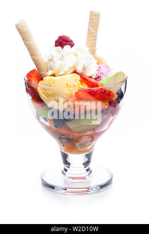 Gelato gelato: Gelato di frutta con panna montata e coni gelato Foto Stock