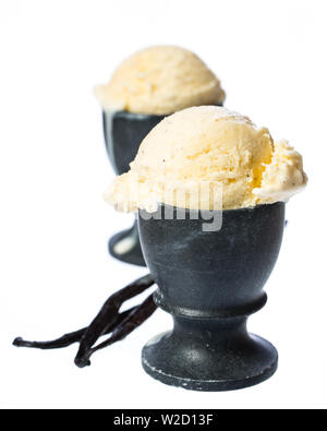 Gelato gelato: due di gelato alla vaniglia sessole in coppe di uovo Foto Stock