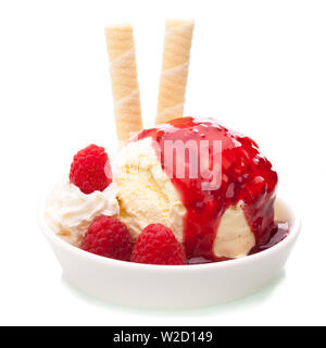 Gelato gelato: gelato alla vaniglia e rabboccato con rasperries e coni gelato su sfondo bianco Foto Stock