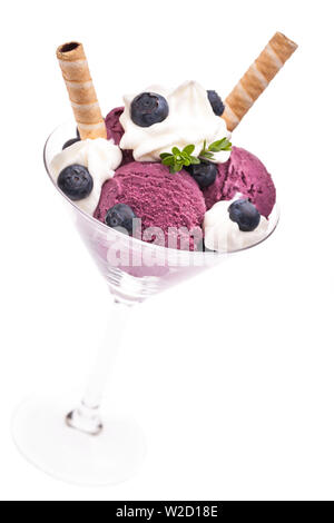 Gelato gelato: mirtillo gelato Gelato diagonale con frutti di bosco freschi, panna montata e cialde Foto Stock