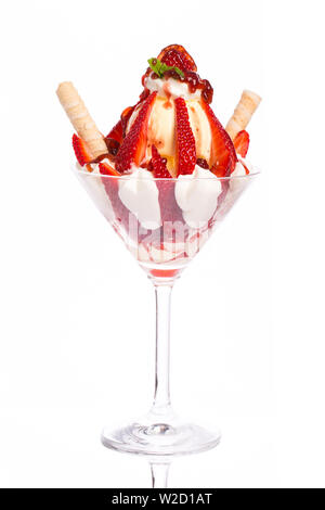 Gelato gelato: una coppa di gelato alla fragola e rabboccato con coni e fragole isolato su sfondo bianco Foto Stock