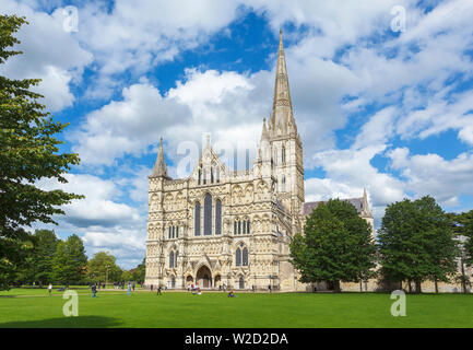 Vista frontale del West ingresso anteriore dell'iconico stile gotico della Cattedrale di Salisbury, Salisbury, una cattedrale della città nel Wiltshire, a sud-ovest dell'Inghilterra, Regno Unito Foto Stock